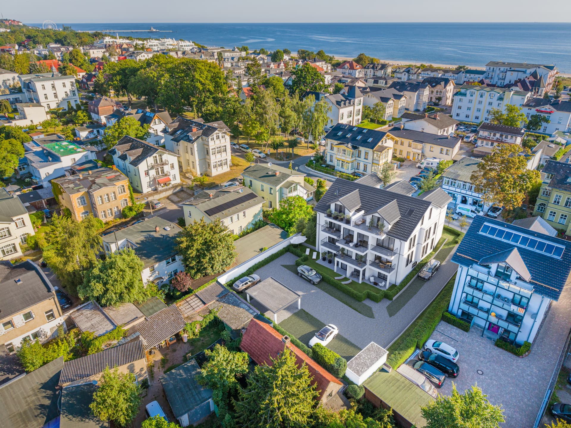 Luftbild der Kaiserstraße 15 mit Blick über Ahlbeck zur Seebrücke und zur Ostsee