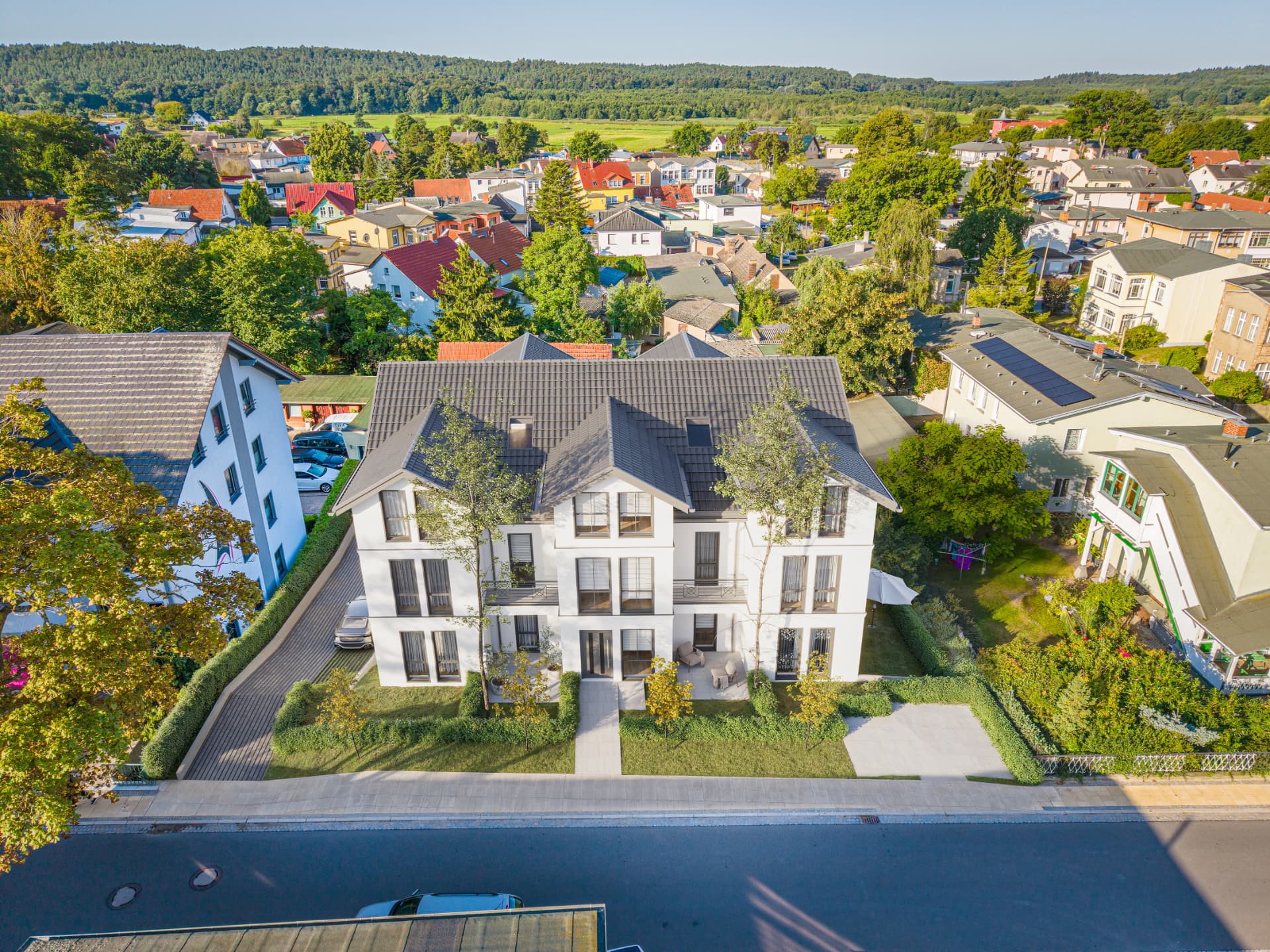 Luftbild der Kaiserstraße 15 mit Garten und Blick über Ahlbeck ins Hinterland